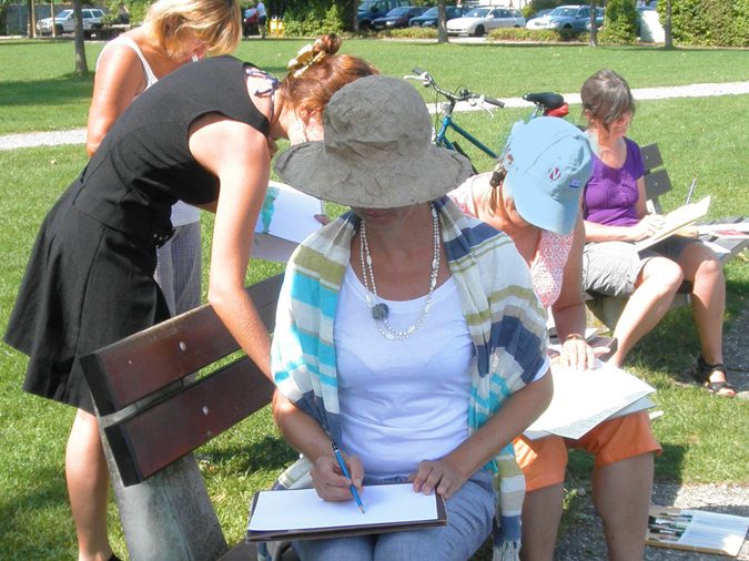 Aquarellmalerei für Anfängerinnen Aquarelllandschaft mit farbenfrohen Feldern und einem weiten Himmel.