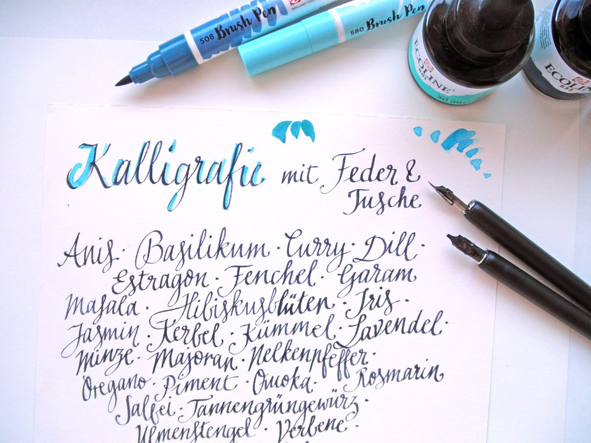 Aquarelllandschaft mit farbenfrohen Feldern und einem weiten Himmel.